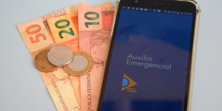 Após redução do auxílio, fila do Bolsa Família volta ter 1 milhão