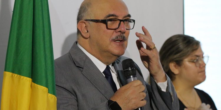 Após novo recuo, MEC autoriza aulas remotas no país enquanto durar a pandemia