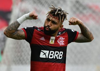 Gabigol faz dois, e Flamengo goleia Santos pelo Brasileiro