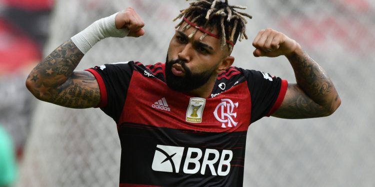 Gabigol faz dois, e Flamengo goleia Santos pelo Brasileiro