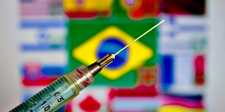 Mesmo com vacina, pandemia de coronavírus deve seguir por boa parte de 2021