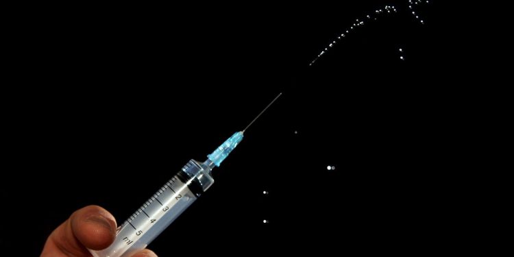 Rússia começa a vacinar principais grupos de risco contra covid-19