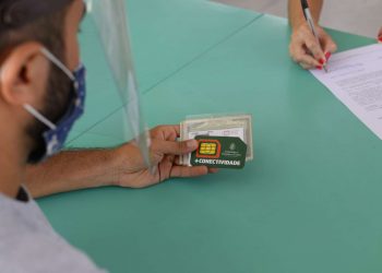 Estudantes da rede de ensino do Governo do Ceará começam a receber os chips com pacotes de internet