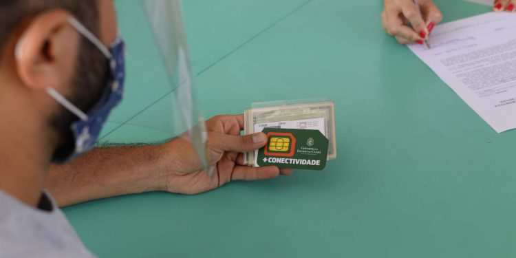 Estudantes da rede de ensino do Governo do Ceará começam a receber os chips com pacotes de internet