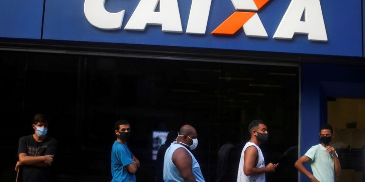 Caixa abre 755 agências hoje para pagar auxílio emergencial