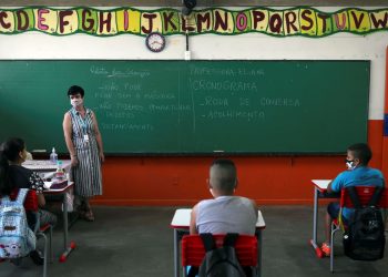 Bolsonaro sanciona lei que regulamenta repasses do novo Fundeb