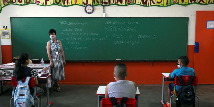 Bolsonaro sanciona lei que regulamenta repasses do novo Fundeb