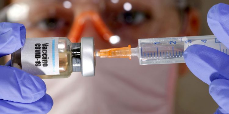 Covid-19: Reino Unido começa a vacinar população na próxima semana