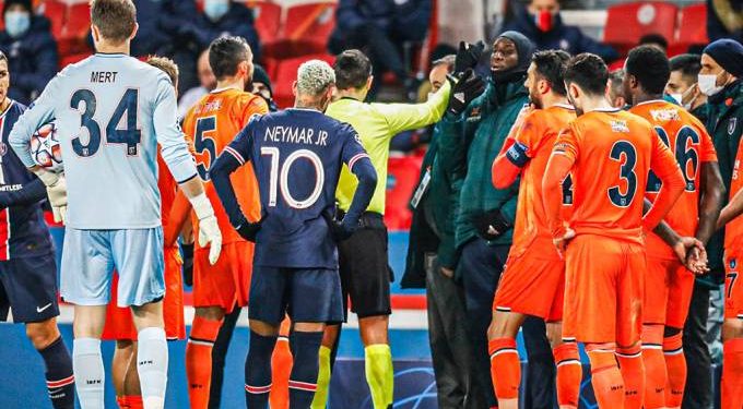 Atletas paralisam jogo do PSG na Champions após árbitro ser acusado de racismo