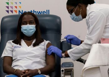 Enfermeira é primeira a ser vacinada contra covid-19 nos EUA