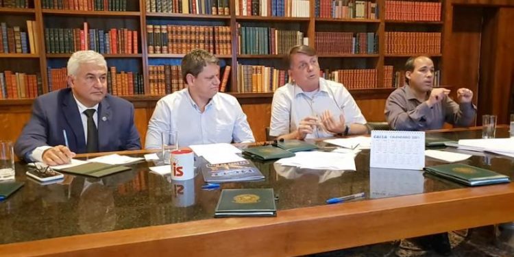 Bolsonaro critica decisão do STF, defende Kassio e diz que ‘não vai ter vacina para todo mundo’