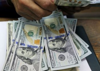 Dólar sobe e bolsa cai, com temor sobre variante do novo coronavírus