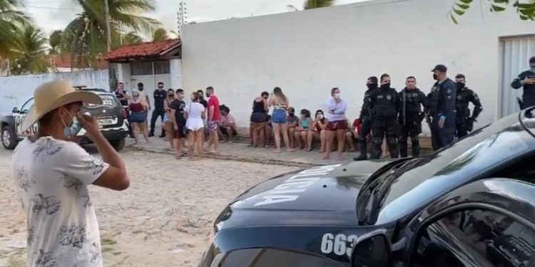 31 pessoas foram autuadas por aglomeração durante operação em Beberibe no Litoral Leste