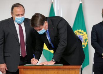 Bolsonaro assina Medida Provisória com R$ 20 bilhões para compra de vacinas