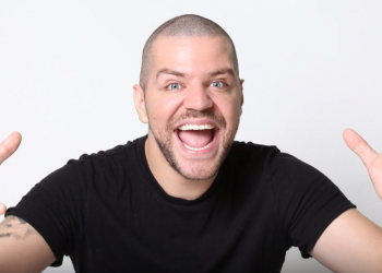 ‘Pago o que eu posso’, diz Victor Sarro após processo por causa de pensão a filhas