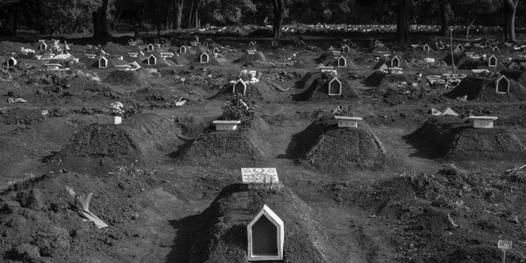 Brasil já pode ter superado 220 mil mortes por Covid-19, mostra levantamento