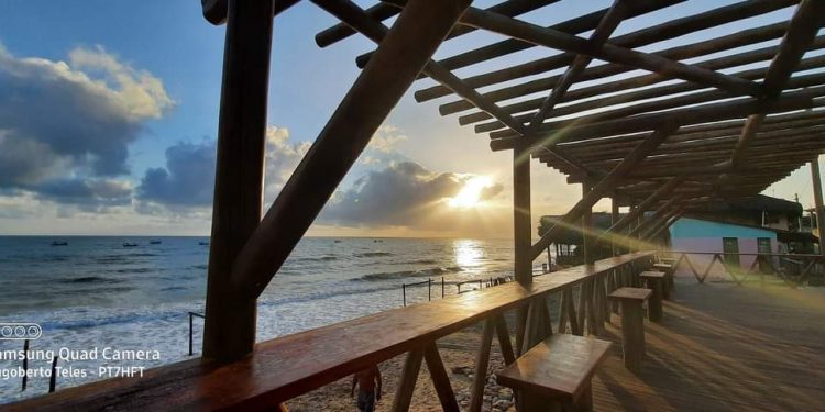 Platô da Praia de Quixaba se destaca como mais um ponto turístico do litoral aracatiense