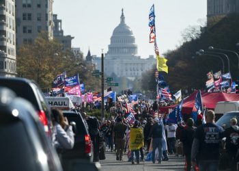 Grupos pró-Trump protestam contra fraude nas eleições mais uma vez, mas sem apresentar evidências