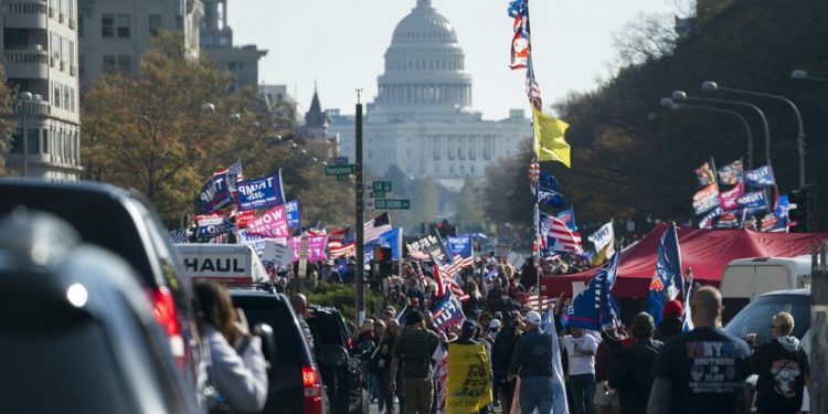 Grupos pró-Trump protestam contra fraude nas eleições mais uma vez, mas sem apresentar evidências
