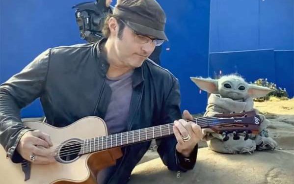 Diretor de Mandalorian publica vídeo de Baby Yoda dançando ao som de seu violão