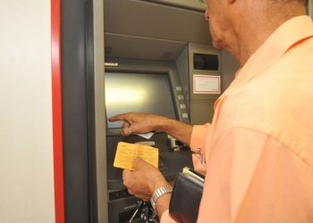 Bancos abrem de manhã na véspera do Natal