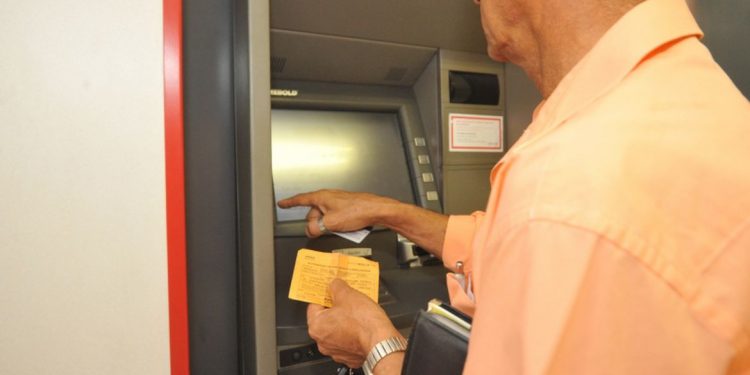 Bancos abrem de manhã na véspera do Natal