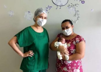 Bebê nascido com 600 gramas recebe alta após receber tratamento no HRN