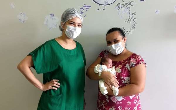 Bebê nascido com 600 gramas recebe alta após receber tratamento no HRN