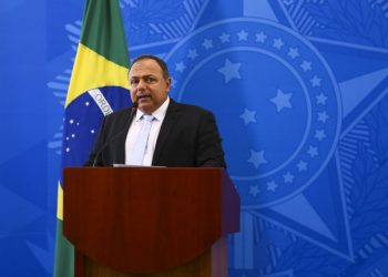Pazuello diz que autorização emergencial para vacina contra Covid não é a solução para o país