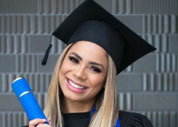 ‘Eu posso, eu quero e eu consigo’, comemora Lexa ao se formar em marketing