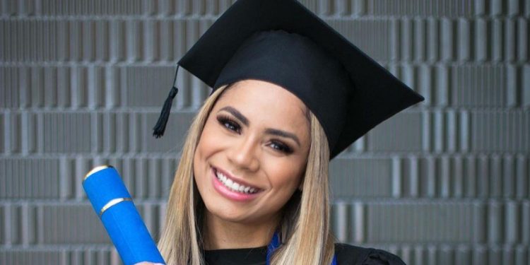 ‘Eu posso, eu quero e eu consigo’, comemora Lexa ao se formar em marketing