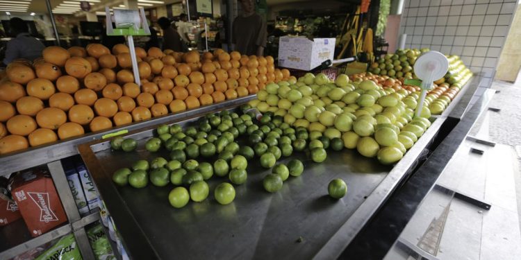Inflação para os mais pobres quase dobra em um ano, diz Ipea