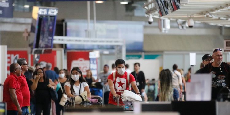 Brasil vai exigir teste negativo de covid-19 para entrada no país