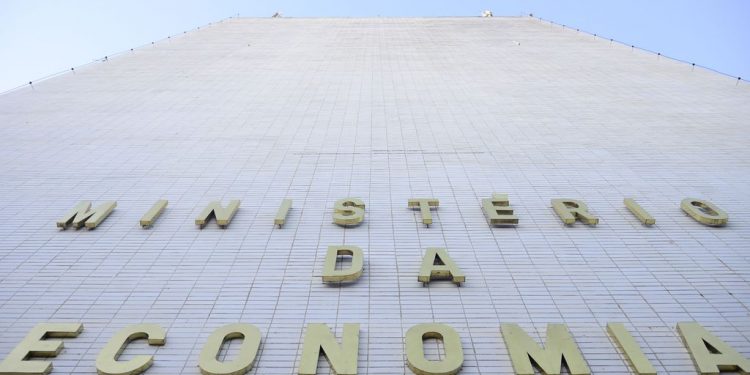 Diminuir inflação e juros no longo prazo demanda reformas e consolidação fiscal, diz Economia