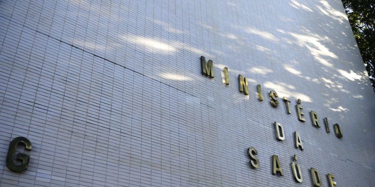 Número de casos notificados de HIV no Brasil cai pela primeira vez em uma década