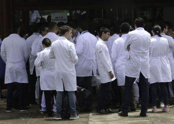 Médicos formados fora do Brasil têm 1ª fase do Revalida neste domingo
