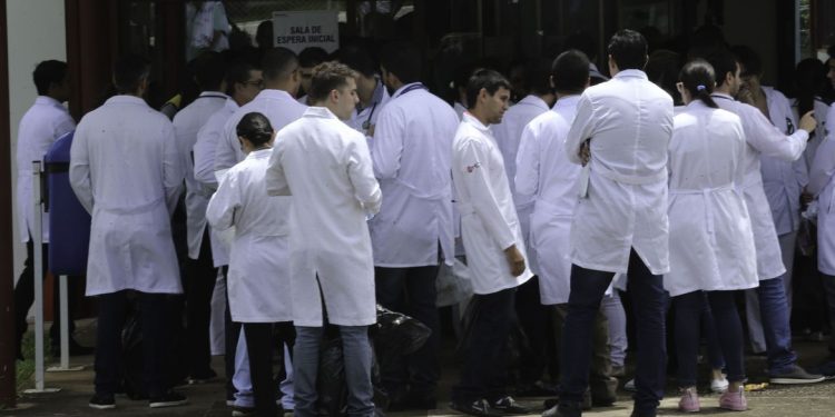 Médicos formados fora do Brasil têm 1ª fase do Revalida neste domingo
