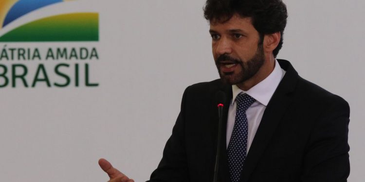 Bolsonaro demite Ministro do Turismo