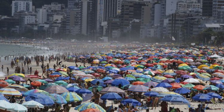Só 12 em cada 100 brasileiros ficaram em isolamento em outubro, mostra IBGE