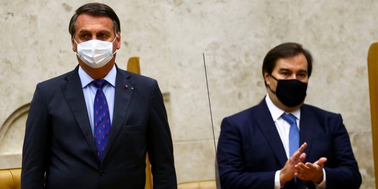 Maia chama Bolsonaro de covarde em meio a disputas da vacinação e na Câmara