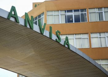 Anvisa decide neste domingo se aprova uso emergencial de vacinas