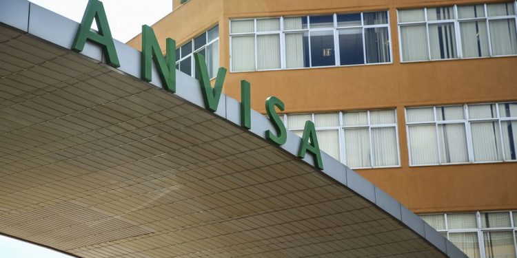 Anvisa decide neste domingo se aprova uso emergencial de vacinas