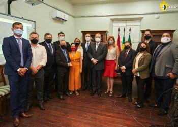 Bismarck e Denise são empossados prefeito e vice pela Câmara Municipal de Aracati