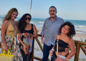 Any Gabrielly, do Now United, visita litoral aracatiense