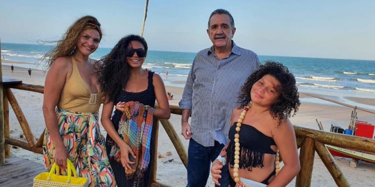 Any Gabrielly, do Now United, visita litoral aracatiense