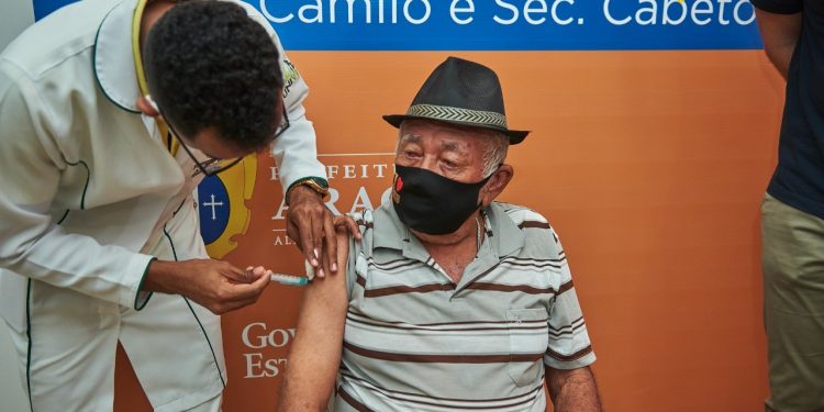 Aracati: idosos começam a ser vacinados contra covid-19