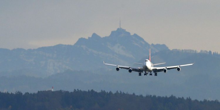 Boeing 737-500 some do radar logo após decolar na Indonésia