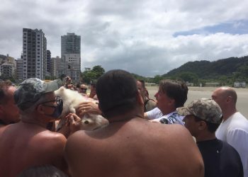 Com Brasil perto de 200 mil mortes por Covid, Bolsonaro faz piada sobre uso de proteção facial