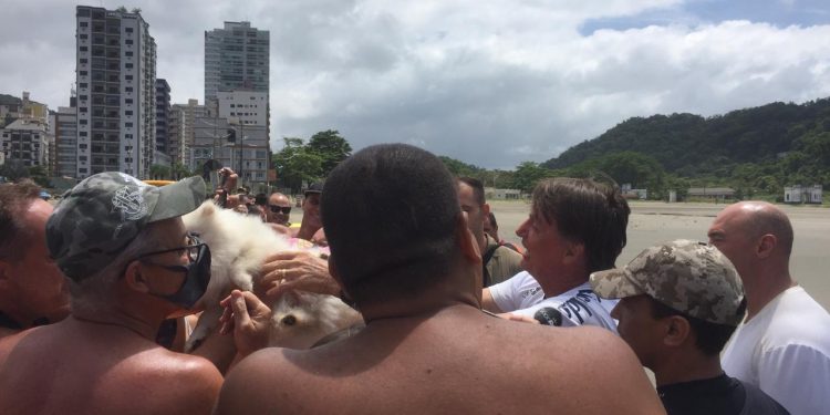 Com Brasil perto de 200 mil mortes por Covid, Bolsonaro faz piada sobre uso de proteção facial