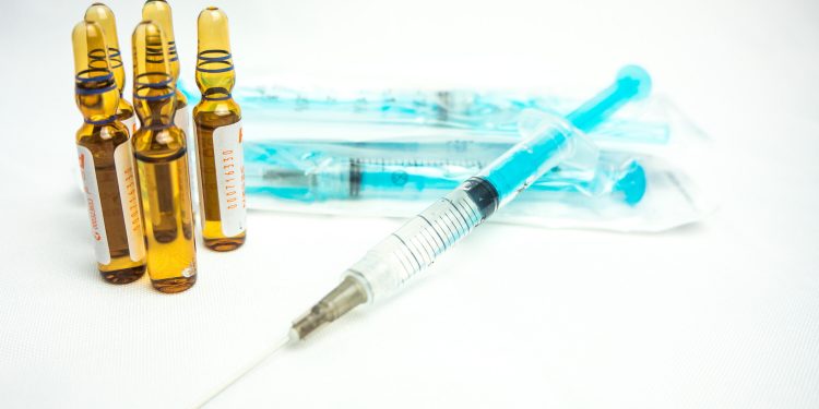 Bolsonaro suspende compras de seringas até que preços ‘voltem à normalidade’